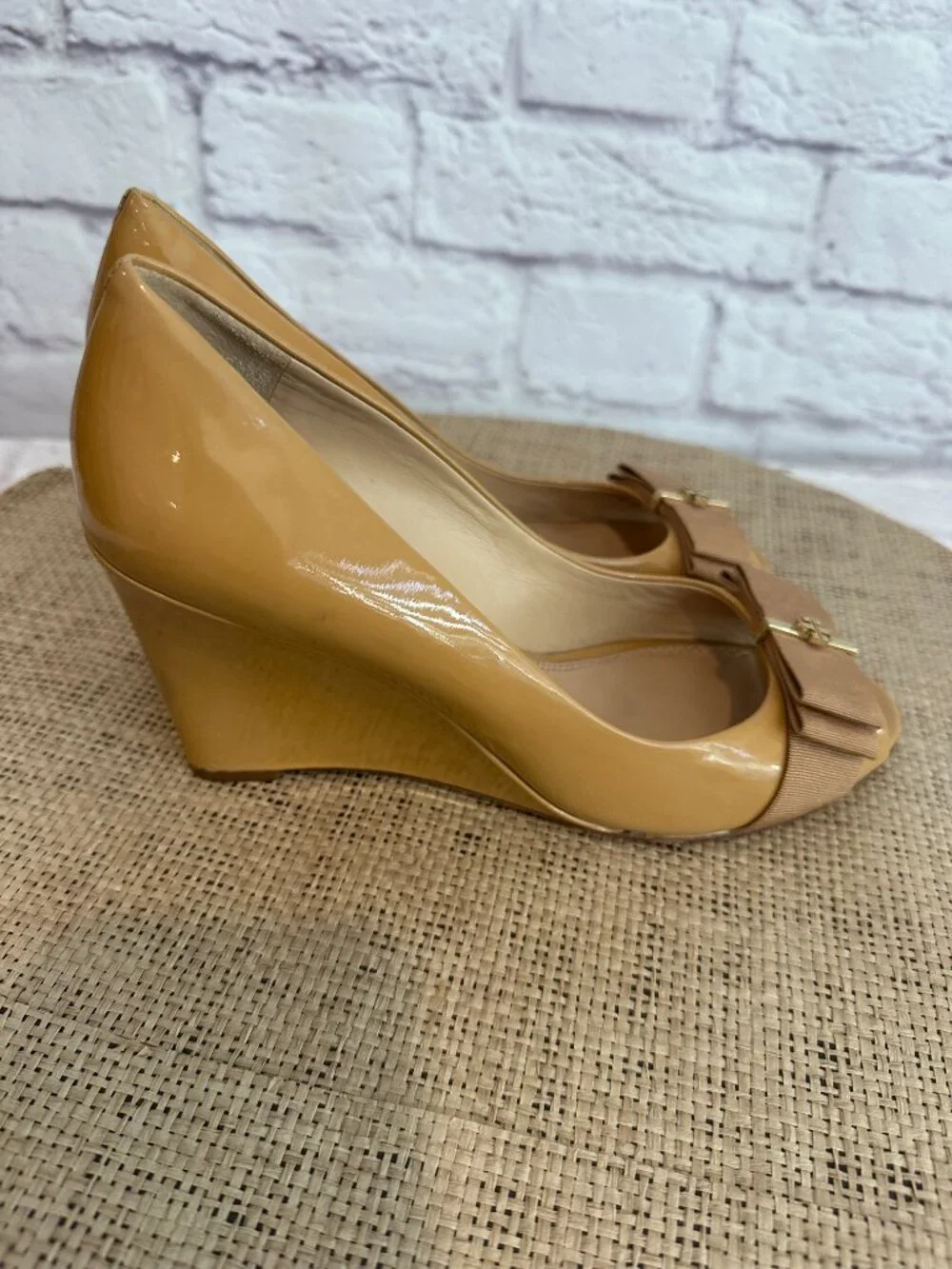 Tory Burch TRUDY gold yellow Patent Leather Wedge Pumps Bow size 9 - Picture 5 of 10